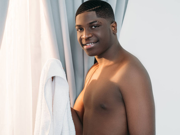Badezimmer Prozedur glücklich schwarzen Mann morgen - Foto, Bild