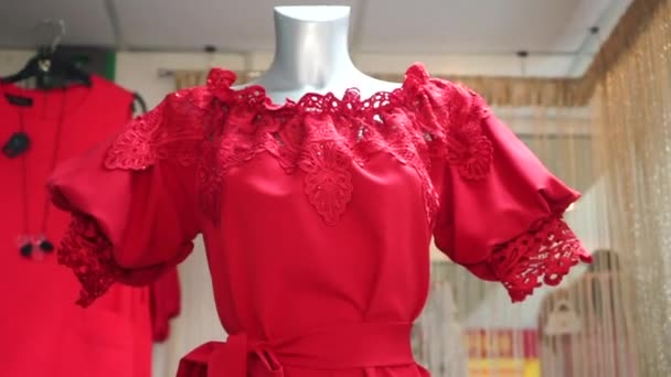 Punainen naisten mekko pitsi kanssa mallinukke myymälässä. uusi kokoelma - Materiaali, video
