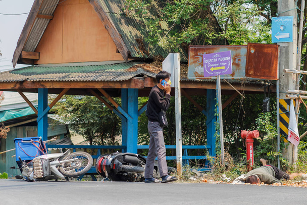 Chiang Mai / Thailand-april14,2020: Een motorongeluk dat eieren vervoert naar een restaurant, botst met een motorfiets die op een kruispunt rijdt zonder naar de lichten te kijken, wat schade en letsel veroorzaakt. - Foto, afbeelding