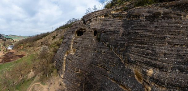 Kishartyan, Ungarn - Luftaufnahme der Sandsteinhöhle, die sich im östlichen Teil des Cserhat-Gebirges befindet. Beliebtes Touristenziel. Ungarischer Name ist Kolyuk oldal. - Foto, Bild