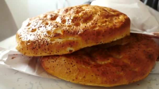 traditionele Ramadan pita, krokante Turkse pita, Turkse sesampita in Ramadan, - Video