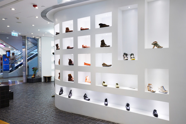 Estante de la tienda de zapatos de moda
  - Foto, Imagen