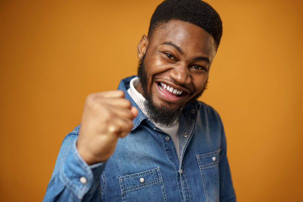 Onnellinen innoissaan afrikkalainen amerikkalainen nuori mies juhlii menestystä - Valokuva, kuva