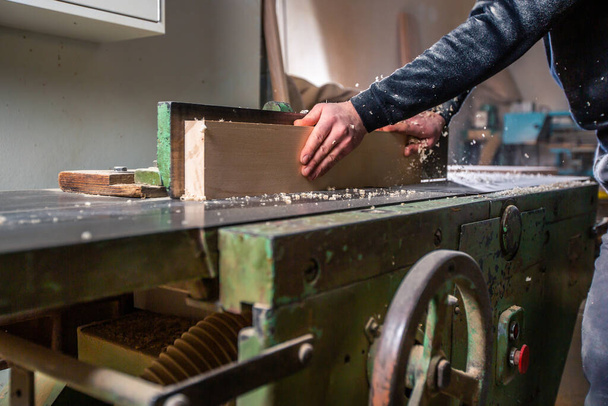 Joinery, houtbewerking en meubelmakerij, professionele timmerman hout snijden in timmerwerk winkel, industrieel concept - Foto, afbeelding