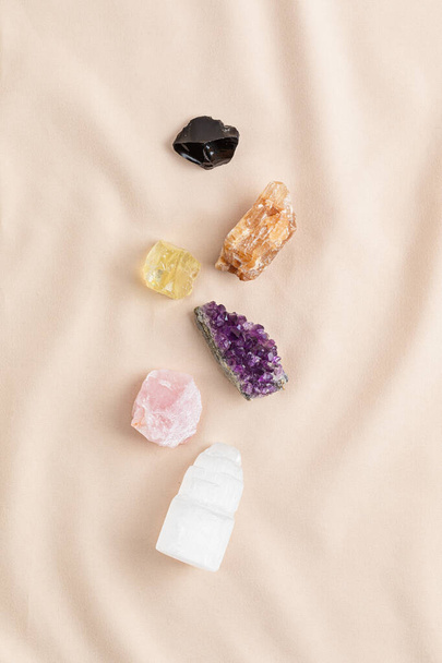 Cura de cristais reiki chakra. Pedras preciosas para o bem-estar, destreza, meditação, relaxamento - Foto, Imagem