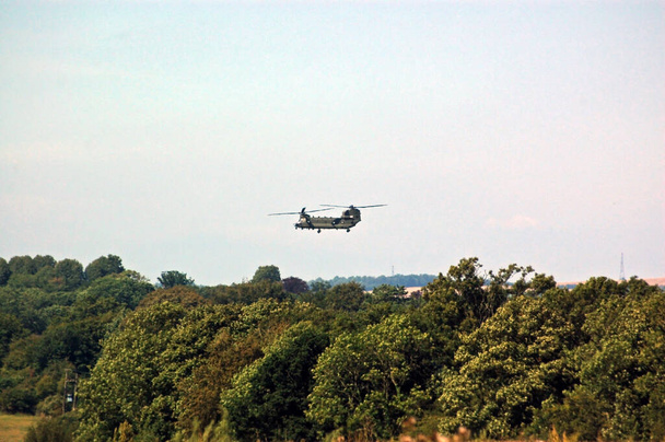 Ένα ελικόπτερο Σινούκ σε εκπαιδευτική άσκηση στην εξοχή του Χάμσαϊρ. Η RAF εκπαιδεύει πολλούς πιλότους Σινούκ σε κοντινή απόσταση με βάση το Όντιαμ.. - Φωτογραφία, εικόνα
