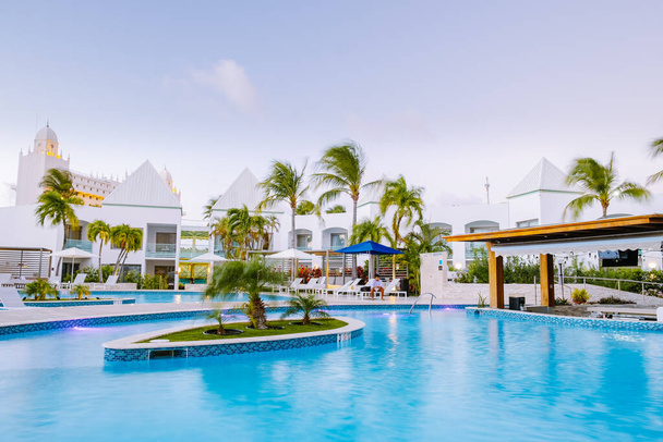 Resort di lusso con piscina vicino Palm Beach Aruba - Foto, immagini