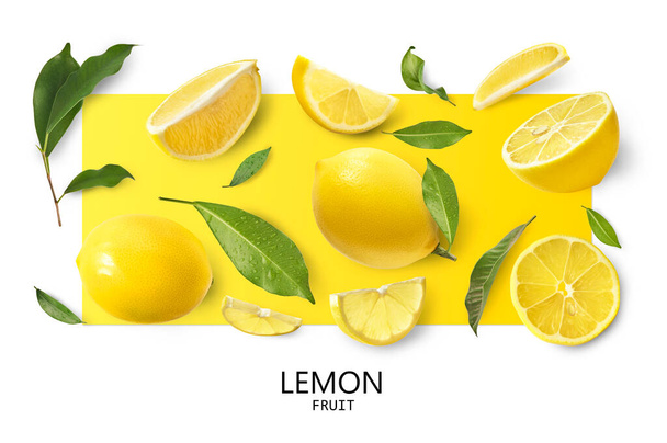 Ένα δημιουργικό σετ με φρέσκα ώριμα ωμά λεμόνια με πράσινα φύλλα, ολόκληρη και κομμένα κίτρινα λεμόνια, υψηλής ανάλυσης εικόνα - Φωτογραφία, εικόνα
