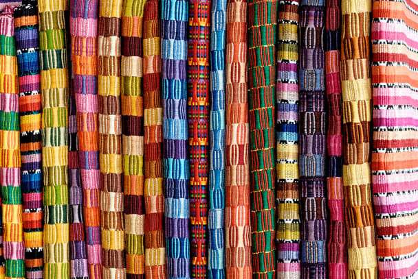 Tradycyjne ręcznie tkane gwatemalskie wyroby włókiennicze produkowane i sprzedawane przez miejscowych Majów na rynkach w Antigui - Gwatemala - Zdjęcie, obraz