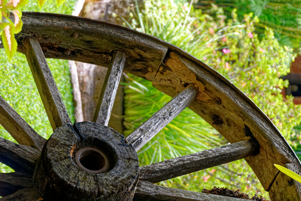 Βίντατζ Wagon Wheel. Αποικιακή χρονική περίοδος - χέρι επεξεργασμένο Wagon Wheel. Αντίγκουα, Γουατεμάλα - 24 Μαρτίου 2011 - Φωτογραφία, εικόνα