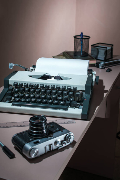 стара друкарська машинка з камерою на столі
 - Фото, зображення