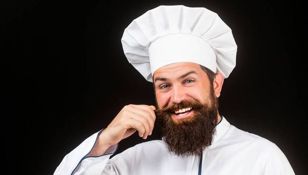 幸せな料理人の肖像画。コック・ハット。ひげを生やしたシェフ、料理人、パン職人。黒で隔離されたひげを生やした男性シェフ。髭の料理人と面白い - 写真・画像