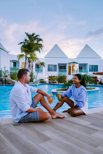 Palm Beach Aruba yakınlarında yüzme havuzu olan lüks bir otel. - Fotoğraf, Görsel