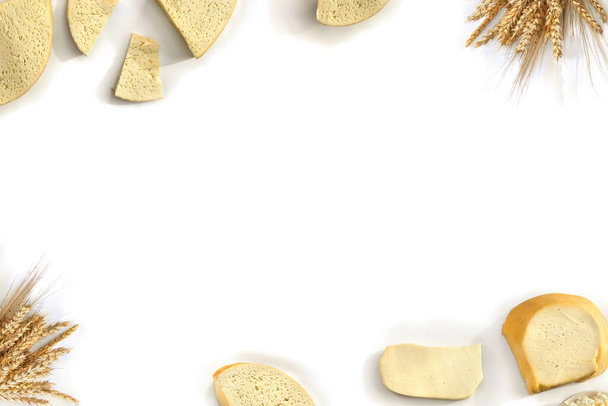Rámeček sýra, ječmene a pšenice na bílém pozadí s prostorem pro text. Pohled shora, byt ležel - Fotografie, Obrázek