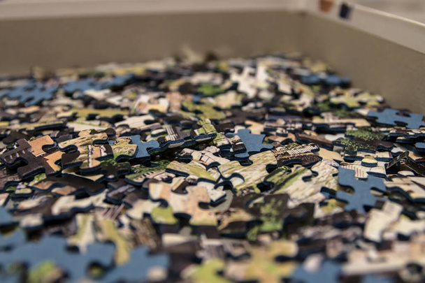 Kis darab egy puzzle, egy kihívást jelentő társasjáték. - Fotó, kép