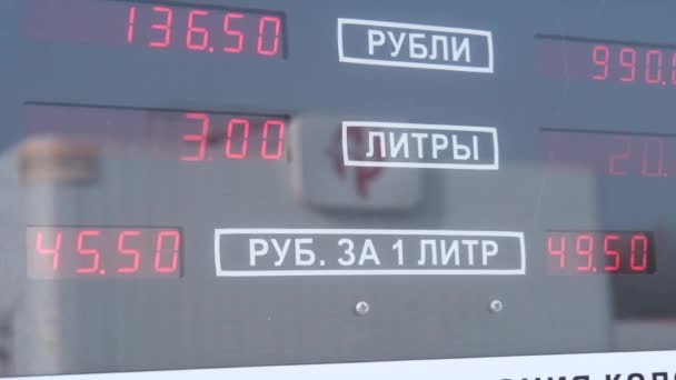 Russland Astrachan April 2021 Automobil-Tankstelle eine Reihe von Geräten am Straßenrand zum Betanken von Fahrzeugen elektronische Anzeige beim Betanken eines Autos mit Benzin, die Zahlen ändern sich schnell - Filmmaterial, Video