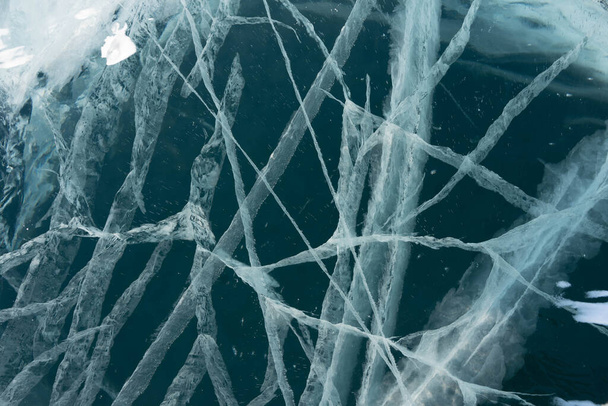 lago transparente helado con patrones congelados - Foto, Imagen