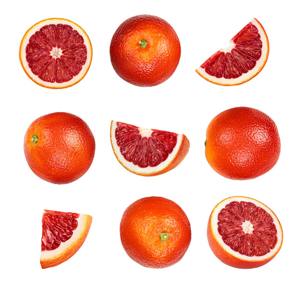 Blutrote Orangen isoliert auf weißem Hintergrund. Ansicht von oben. Flach lag er. Set oder Sammlung - Foto, Bild