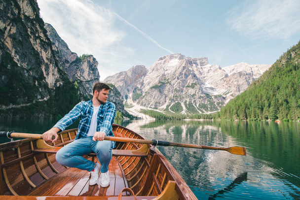 uomo che rema in barca al lago di montagna. copiare spazio. vacanze estive - Foto, immagini