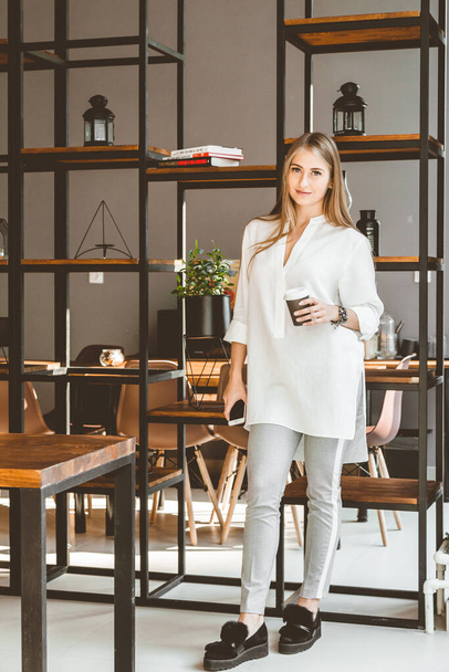portrait of a young business woman full length in the interior - Foto, Bild