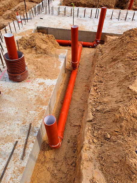 Пластиковые трубы для канализации, на строительной площадке - Фото, изображение