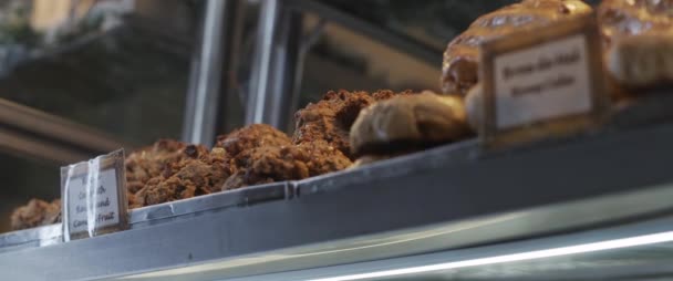 Deliciosos biscoitos numa vitrine de padaria em Portugal. Explorando comida de todo o mundo. Movimento lento. - Filmagem, Vídeo