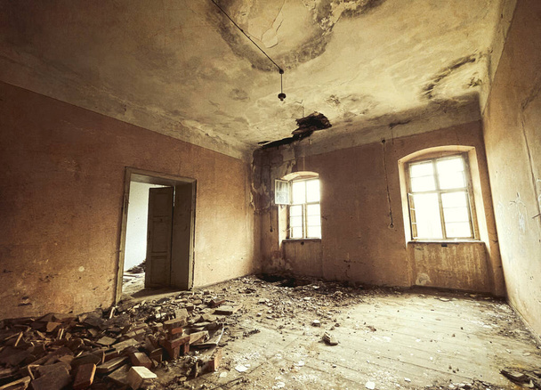 εσωτερικό ενός εγκαταλελειμμένου σπιτιού. Φωτογραφία με φίλτρο - Φωτογραφία, εικόνα