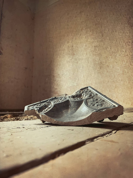 vista de cerca en baldosas rotas en un piso en una casa abandonada. Foto con filtro - Foto, Imagen