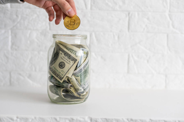 Composición con el ahorro de billetes de dinero en un frasco de vidrio. Concepto de invertir y mantener el dinero, de cerca - Foto, Imagen