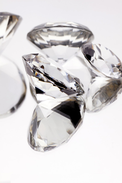 Diamanten, Juwelen auf verspiegeltem Hintergrund - Foto, Bild