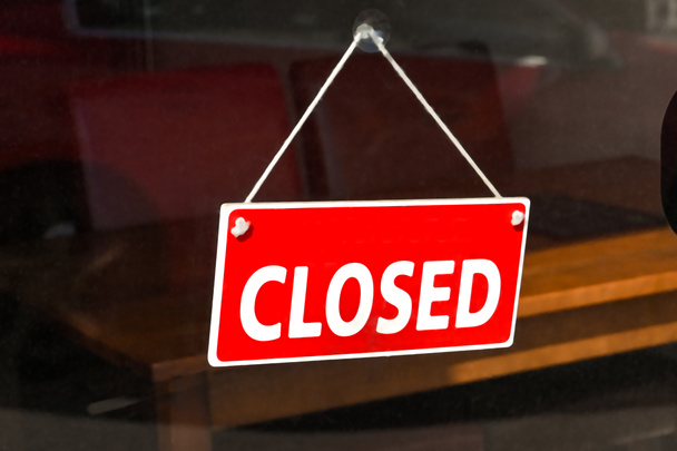 Zamknięty znak w oknie przedsiębiorstwa, które zostało zmuszone do zamknięcia w czasie krajowej blokady - Zdjęcie, obraz