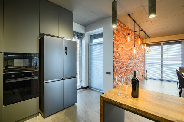Moderna cocina grande y lujosa gris oscuro con encimera de cocina - Foto, imagen