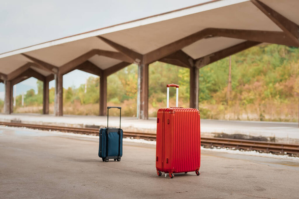 twee reiskoffers, bagage tassen op het station, reisconcept - Foto, afbeelding