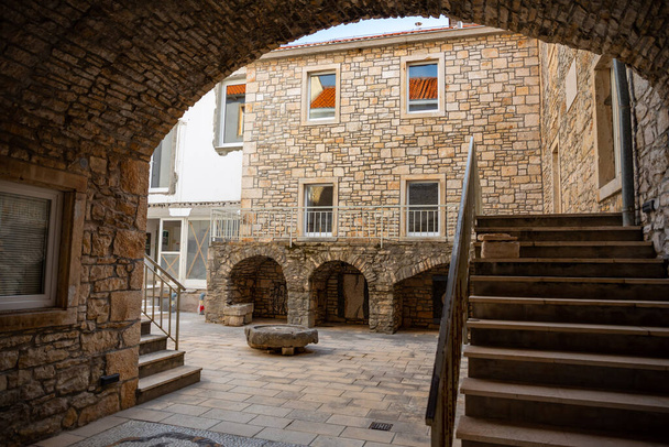 Patio medieval en el casco antiguo de Vela Luka, isla de Korcula, Croacia - Foto, imagen