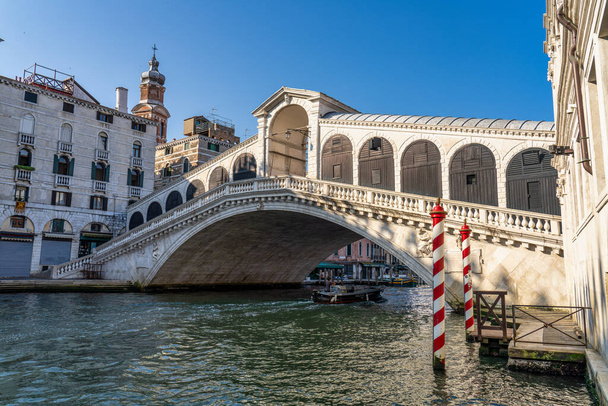 Мост Риальто и Большой канал в Венеции, Италия. Архитектура и достопримечательности Венеции. Венецианская открытка с гондолами - Фото, изображение