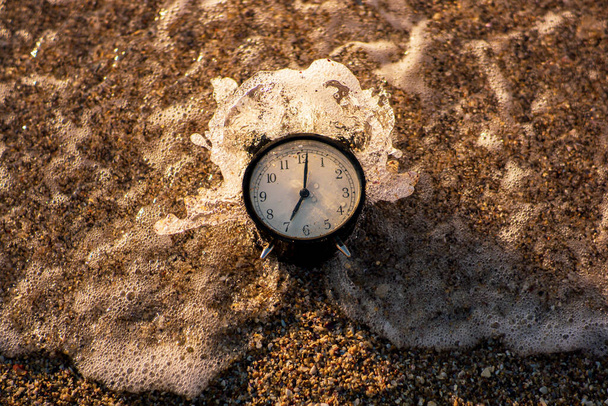 Ρολόι συναγερμού πιτσιλίζει στα νερά της παραλίας - Φωτογραφία, εικόνα