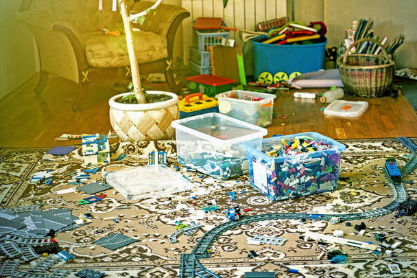 Παιχνίδια πάτωμα για νηπιαγωγείο προσχολικής ηλικίας. εσωτερικό παιδικό δωμάτιο. χάος στο δωμάτιο. χάος στο παιδικό δωμάτιο, διάσπαρτα παιχνίδια, κουτιά στο πάτωμα. τονισμένο - Φωτογραφία, εικόνα