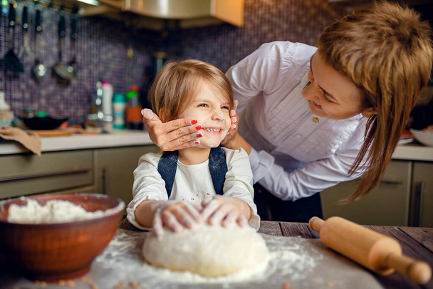 Woman cooking and having fun with little girl - Fotoğraf, Görsel
