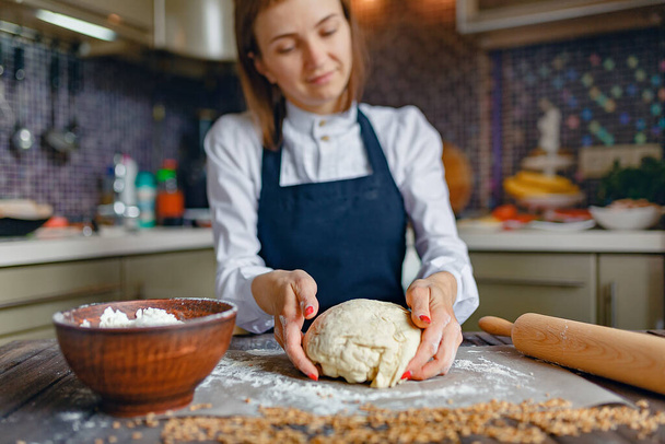 Woman cooking in apron - Foto, imagen