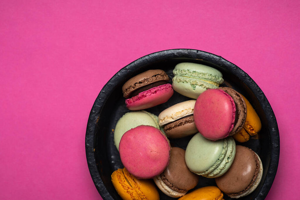 Macaron nebo makrón sladké sušenky dezerty na růžovém pozadí - Fotografie, Obrázek