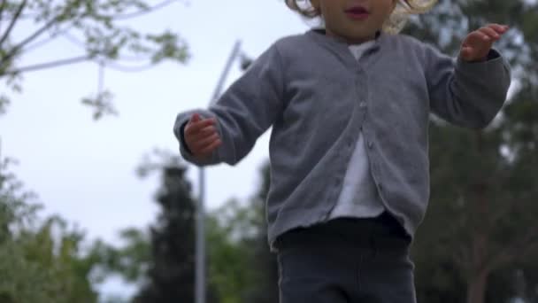Csecsemő lány ugrál trambulinon - Felvétel, videó