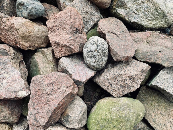 Een stapel grote stenen van dichtbij. Bovenaanzicht van diverse puin. - Foto, afbeelding