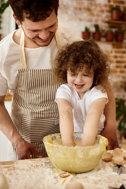 daughter helps dad in the kitchen - Foto, Bild