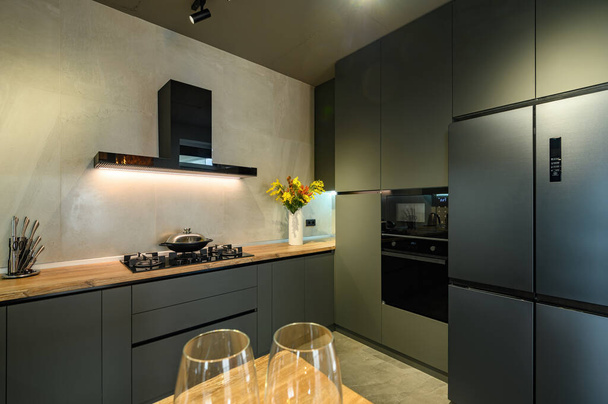 Moderna cocina gris oscuro de lujo grande con cajón extraído - Foto, imagen