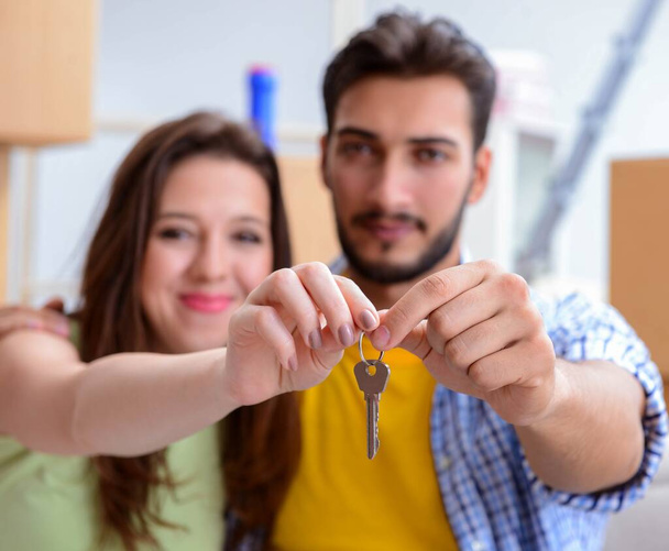 Young pair moving in to new apartment under mortgage - Foto, Bild