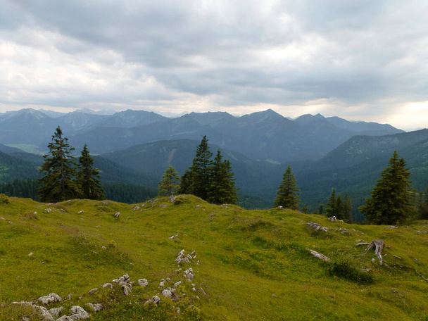Ορεινή πεζοπορία στο βουνό Schildenstein, Βαυαρία, Γερμανία - Φωτογραφία, εικόνα