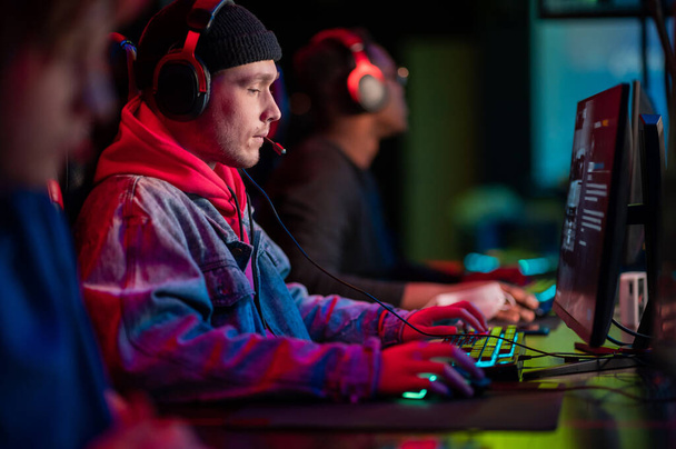Profi e-sport játékosok egy online játék versenyen. A kibercsapat számítógépen és vonaton játszik. - Fotó, kép