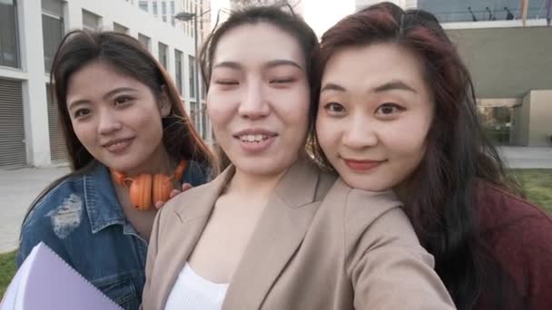 Tre donne asiatiche si fanno un selfie. Amici studenti nel campus universitario. - Filmati, video