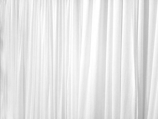 Zachte witte gordijnen zijn eenvoudig maar toch elegant voor grafisch ontwerp of behang. Wazig doek patroon met luxe textuur. Mooie abstracte achtergrond met gladde golven in een vintage stijl. - Foto, afbeelding