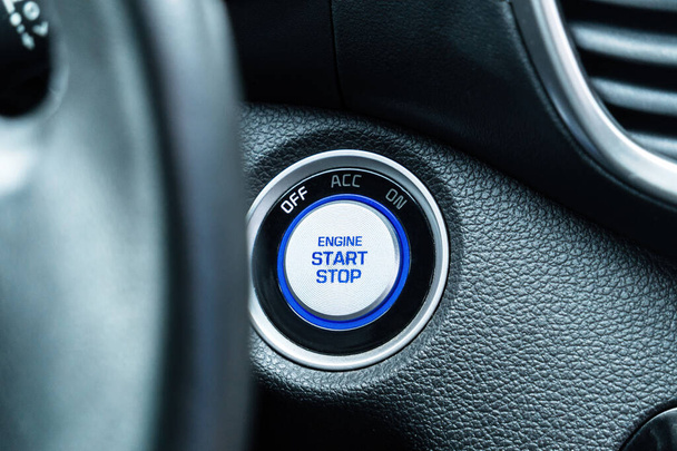 Στρογγυλό κουμπί εκκίνησης σε ένα σύγχρονο αυτοκίνητο. Περιορισμός της χρήσης πετρελαϊκών προϊόντων, βενζίνης και ντίζελ και στροφή σε ηλεκτρικά αυτοκίνητα - Φωτογραφία, εικόνα